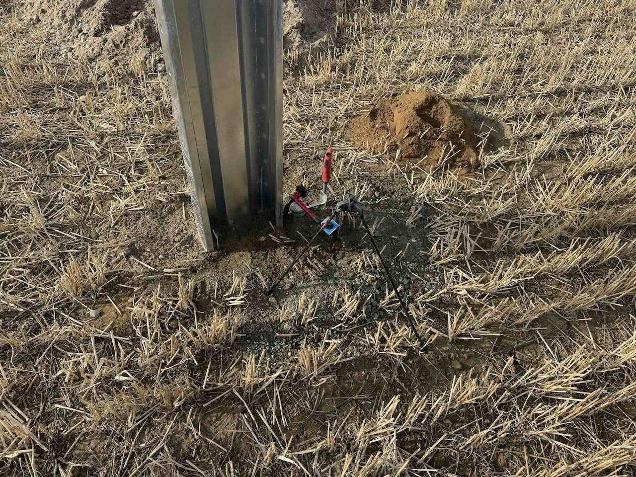 Pile-driven tracker substructure of an agrivoltaic system in Soest without concrete foundations